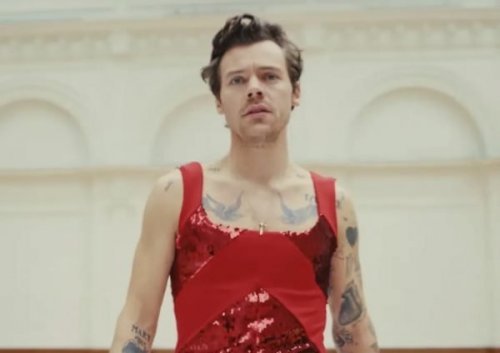 Harry Styles' song "As It Was" surpasses 2 billion streams on Spotify in the fastest-ever time.